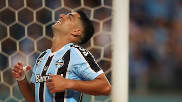 The President of Grêmio revealed the difficult fitness situation the striker faces regarding his right knee.