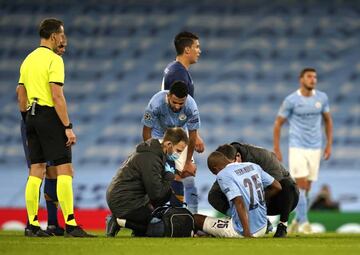 Fernandinho recibe asistencia médica ante el Oporto.