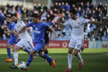 Xabi Alonso y Alvaro Arbeloa durante el partido de la vigésimo cuarta jornada de liga de Primera División.
