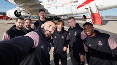 Benzema se hace un selfie con sus compañeros.