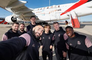 Benzema se hace un selfie con sus compañeros.