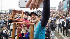 El triple campe&oacute;n del mundo Mick Fanning y Stephanie Gilmore, ambos australianos, subcampe&oacute;n y campeona del Rip Curl Pro Bells Beach 2018, del CT de la WSL. Con sus premios. Haci&eacute;ndose un selfie. 