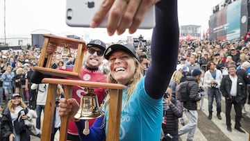 El triple campeón del mundo Mick Fanning y Stephanie Gilmore, ambos australianos, subcampeón y campeona del Rip Curl Pro Bells Beach 2018, del CT de la WSL. Con sus premios. Haciéndose un selfie.