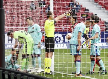 Gol anulado por falta de Luis Su¨¢rez a R¨®ber.