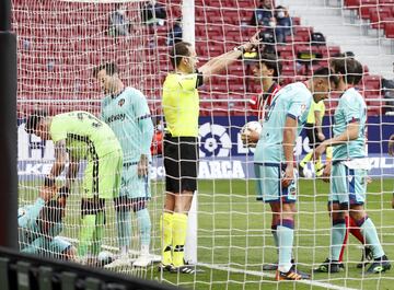 Gol anulado por falta de Luis Suárez a Róber. 