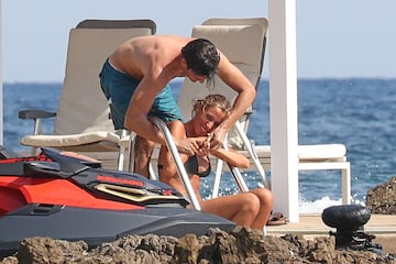 La familia Sainz se encuentra en Mallorca disfrutando de sus playas durante el parón de la Fórmula 1 en este mes de agosto.