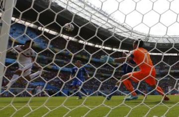 Bryan Ruiz de Costa Rica cabecea la pelota y marcar un gol contra Italia 