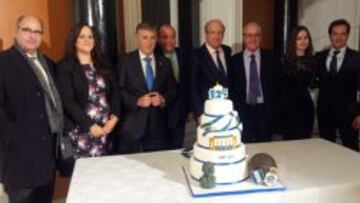 Los directivos y descendientes de W. Alexander Mackay, fundador del club, soplan las velas.