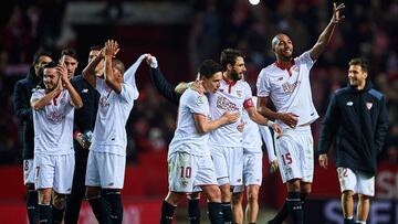 Jugadores del Sevilla celebran la victoria ante el Real Madrid en el estadio Ramón Sánchez Pizjuán