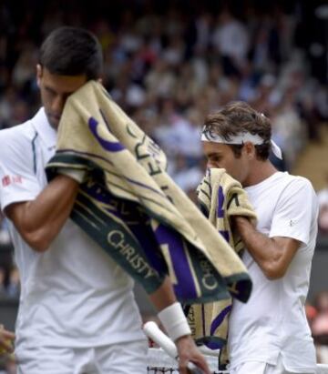 Novak Djokovic y Roger Federer en un descanso durante la final masculina de Wimbledon.