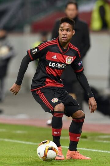 El brasile?o juega de defensa y su equipo actual es el Bayer 04 Leverkusen de la Bundesliga Alemana.