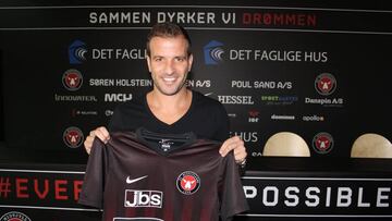 Van der Vaart con su nueva camiseta.