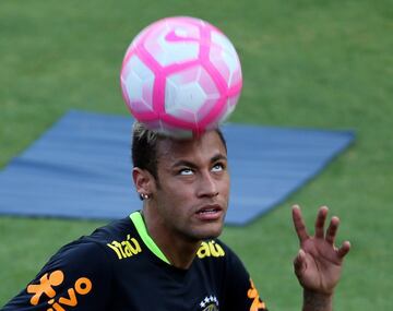 Neymar se divierte junto a Dani Alves jugando al Teqball