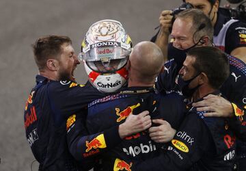 Celebración de Max Verstappen tras proclamarse campeón del mundo de la Fórmula 1 en el circuito de Yas Marina. 
