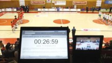 El partido dio comienzo pasados treinta minutos de la medianoche.