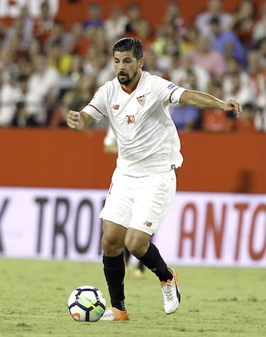 La cantera del Barcelona lo fichó procedente del Écija Balompié. Al Sevilla llegó en la temporada 2017-18.