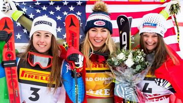  La estadounidense Mikaela Shiffrin (c), junto a la italiana Sofia Goggia (i, segunda), y la suiza Sofia Goggia (d, tercera), celebra su victoria en el Supergigante femenino del Campeonato del mundo de esqu&iacute; alpino, este martes en Aare, Suecia.