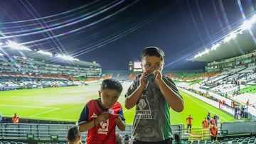 ¡Eso es grandeza! Jugador de León tiene tierno detalle con pequeño aficionado