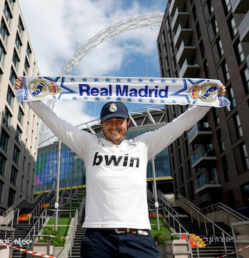 Nicolai, aficionado colombiano del Real Madrid, posa para AS delante de uno de los accesos al estadio de Wembley.