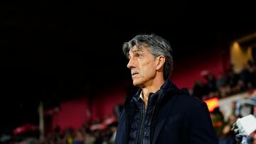 GIRONA, 03/02/2024.- El entrenador de la Real Sociedad, Imanol Alguacil, durante el partido de LaLiga EA Sports entre el Girona y la Real Sociedad que se disputa este sábado en el estadio de Montilivi. EFE/Siu Wu
