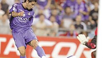 <b>FALTA PUNTERÍA. </b>Riki, en la imagen, aún no cogió ritmo ni puntería, como el resto de delanteros.