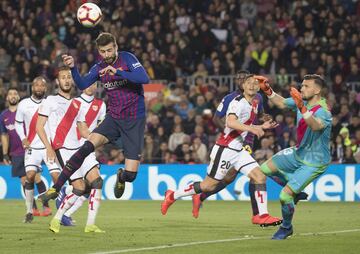 El jugador del Barcelona Piqué marca el 1-1 al Rayo Vallecano. 