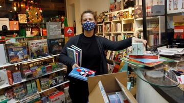 FERROL, 08/12/2020.- Mako Valle, una de las socias de la librería Cantón 4, posa en el interior de la tienda en Ferrol. Para las librerías, la de Navidad es "la campaña del año", pero se aventura "muy rara" la de 2020 y casi sobra exponer por qué motivos. "Hay miedo, pero los editores lanzan todas las novedades ahora; son demasiadas", cuenta a Efe Mako Valle, una de las socias de Cantón 4, una coqueta librería al pie de la alameda del Cantón de Molíns, en Ferrol. EFE/Kiko Delgado