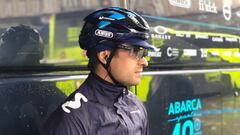 Mikel Landa, junto al autob&uacute;s del conjunto Movistar.