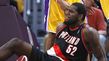 Greg Oden se queja de una lesión durante su etapa como jugador de los Blazers.