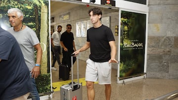 Samuele Mulattieri, a su llegada al aeropuerto de A Coruña para cerrar su fichaje por el Deportivo.