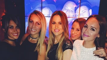 Las WAGs del Barcelona en la fiesta de Neymar: Antonella Rocuzzo, Sofia Balbi, Elena Galera, Raquel Mauri y Romarey Ventura.