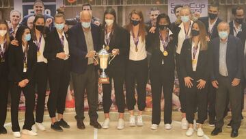 Las jugadoras del Valencia Basket celebran la Eurocup.