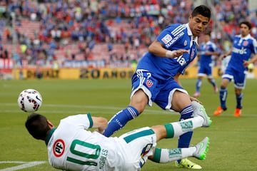 El jugador de Universidad de Chile, Benjamin Vidal, derecha, disputa el balón con Paulo Rosales de Santiago Wanderers durante el partido de primera división en el estadio Nacional de Santiago, Chile.