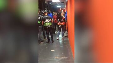 Así fue la entrada a vestuarios del Valencia y el Arsenal: oigan cómo ruge Mestalla