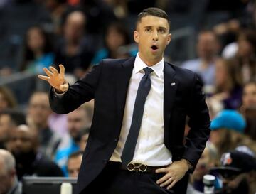 Ryan Saunders reacciona durante un partido contra los Hornets en el Spectrum Center de Charlotte.