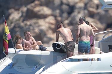 Theo Hernndez y su novia Adriana Pozueco de vacaciones en Ibiza.