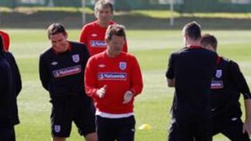 <b>UNIDOS. </b>Los jugadores siguen apoyando a su seleccionador.