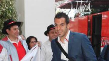 <b>RECIBIMIENTO POR TODO LO ALTO PARA UN ÍDOLO EN ALMERÍA</b> La fotografía lo dice todo. Esa sonrisa de Negredo es la mejor señal de que pasó dos años maravillosos en Almería. Te lo da todo, dice el meta Esteban. La peña sevillista de Almería lo recibió con honores. Seguro que hoy no celebra los goles, pero el Sevilla los necesita.