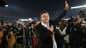 . BUENOS AIRES (ARGENTINA), 16/10/2022.- El entrenador Marcelo Gallardo reacciona hoy, durante su despedida como técnico de River Plate en el estadio Monumental de Buenos Aires (Argentina). Marcelo Gallardo tuvo este domingo su último partido como técnico de River Plate en el Estadio Monumental, un encuentro que acabó con derrota (1-2) ante Rosario Central en una noche teñida por la emoción y el reconocimiento al entrenador que cierra en diciembre un ciclo exitoso en la historia 'millonaria'. EFE/ Juan Ignacio Roncoroni