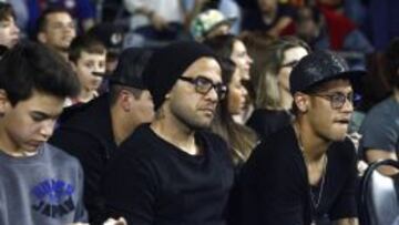 Dani Alves, junto a Neymar, durante el último Barça-Madrid de Euroliga de baloncesto.