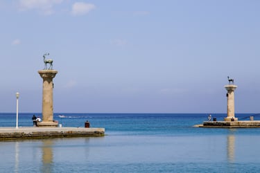 Fue construido entre el 292 y el 280 a.C. pero no pudo aguantar la fuerza de un terremoto en el 226 a.C. Aún así, sus ruinas permanecieron en su lugar original durante más de 800 años, atrayendo a visitantes a la isla. Actualmente no queda nada de él.