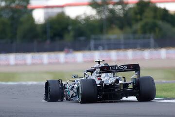 En la penúltima vuelta el piloto finés de Mclaren pinchó la rueda derecha delantera y se vio obligado a entrar en boxes pasando del puesto 2 al 12.