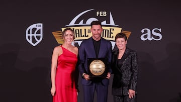 Marta y Rudy Fernández, junto a la presidenta de la FEB, Elisa Aguilar, en la gala del Hall of Fame del baloncesto español.