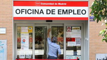 Un hombre entra a una oficina del SEPE, el d&iacute;a en el que se han conocido los datos de paro de mayo, a 2 de junio de 2021, en Madrid (Espa&ntilde;a). El n&uacute;mero de parados registrados en las oficinas de los servicios p&uacute;blicos de empleo 