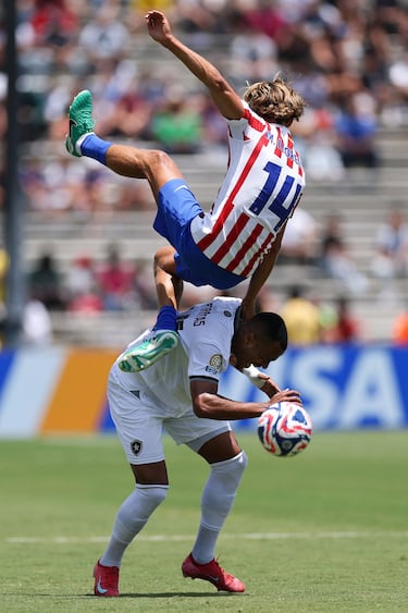 Marcos Llorente vuela por encima de Marlon Freitas.