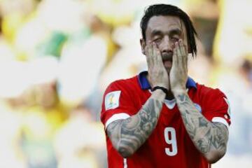 Mauricio Pinilla pudo haber cambiado la historia en el duelo ante Brasil.