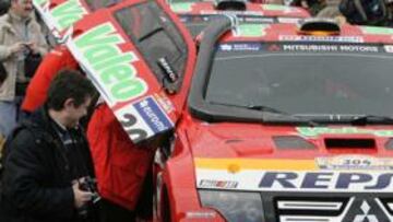 LAS VERIFICACIONES <b>SIGUEN ADELANTE. </b> Como es tradicional, los equipos han comenzado a pasar por los innumerables trámites previos a la salida. Verificaciones técnicas y administrativas, instalación del road book y el iritrack, controles de seguridad... Muchos aspectos que los pilotos soportan con infinita paciencia antes de ponerse en acción. Ahora los vehículos permanecerán en el parque cerrado hasta el inicio mañana de la primera especial.