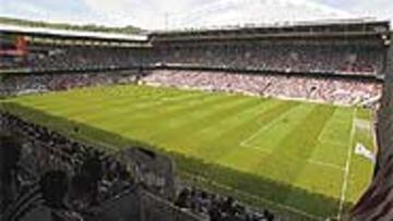 <b>BILBAO VIBRÓ CON LAS CHICAS</B>. Más de 30.000 personas acudieron ayer para ver cómo el equipo femenino se proclamaba campeón.