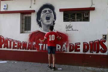 Homenaje a Maradona en el estadio que lleva su nombre y donde juega como local Argentinos Juniors, club donde debutó El Diego en el futbol profesional.