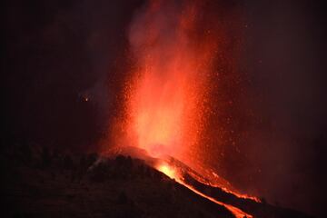 La erupción volcánica ayer (domingo 19 de septiembre) en los alrededores de Las Manchas, en El Paso (La Palma), después de que el complejo de la Cumbre Vieja acumulara miles de terremotos en la última semana, conforme el magma iba presionando el subsuelo en su ascenso. Las autoridades habían comenzado horas antes evacuar a las personas con problemas de movilidad en cuatro municipios.